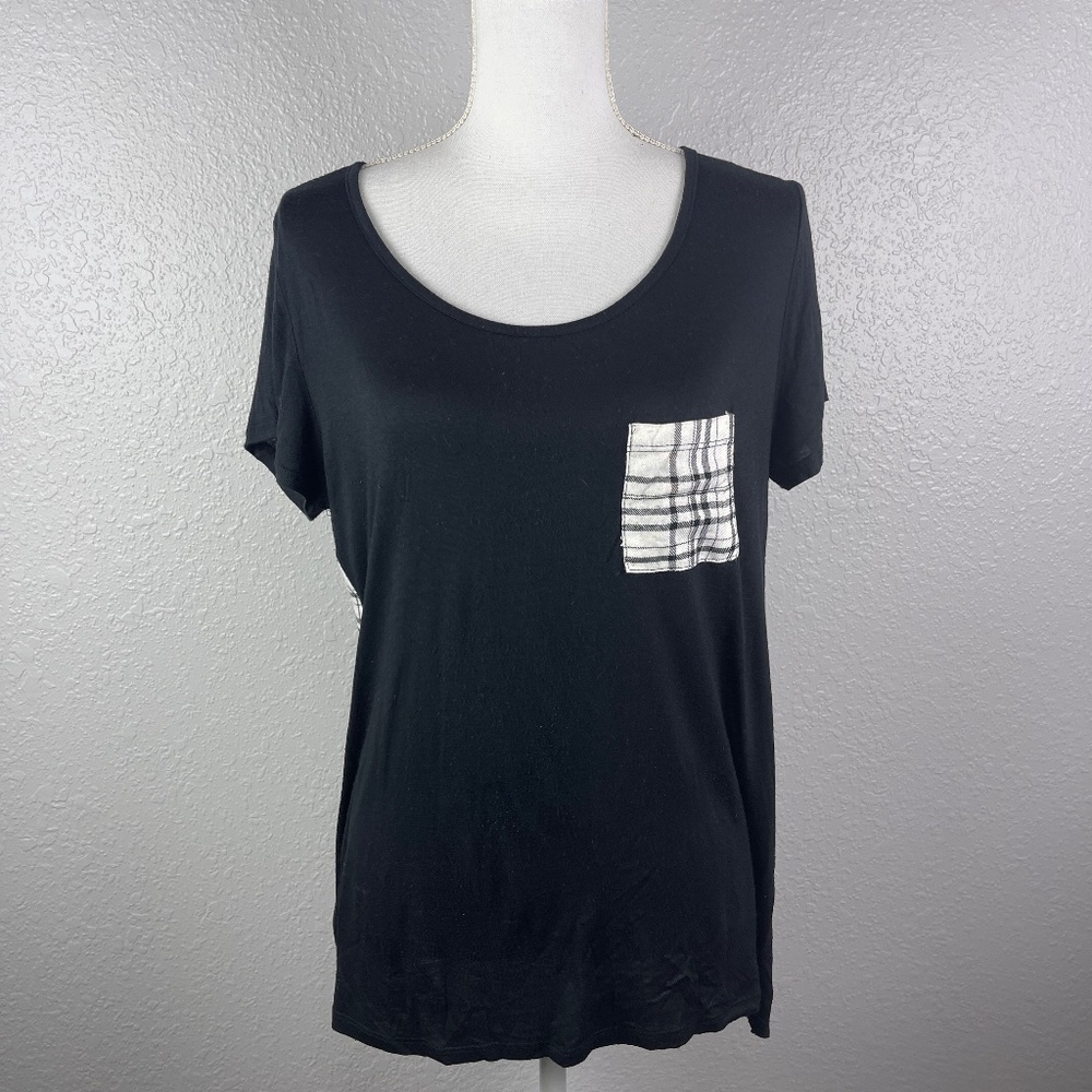 Casual top with button details on the back